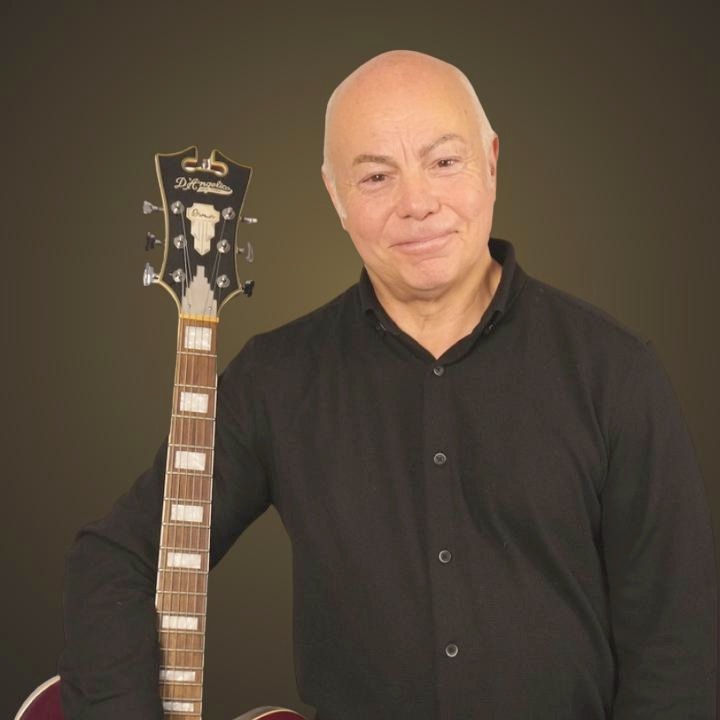Romani Weiss mit Gitarre
